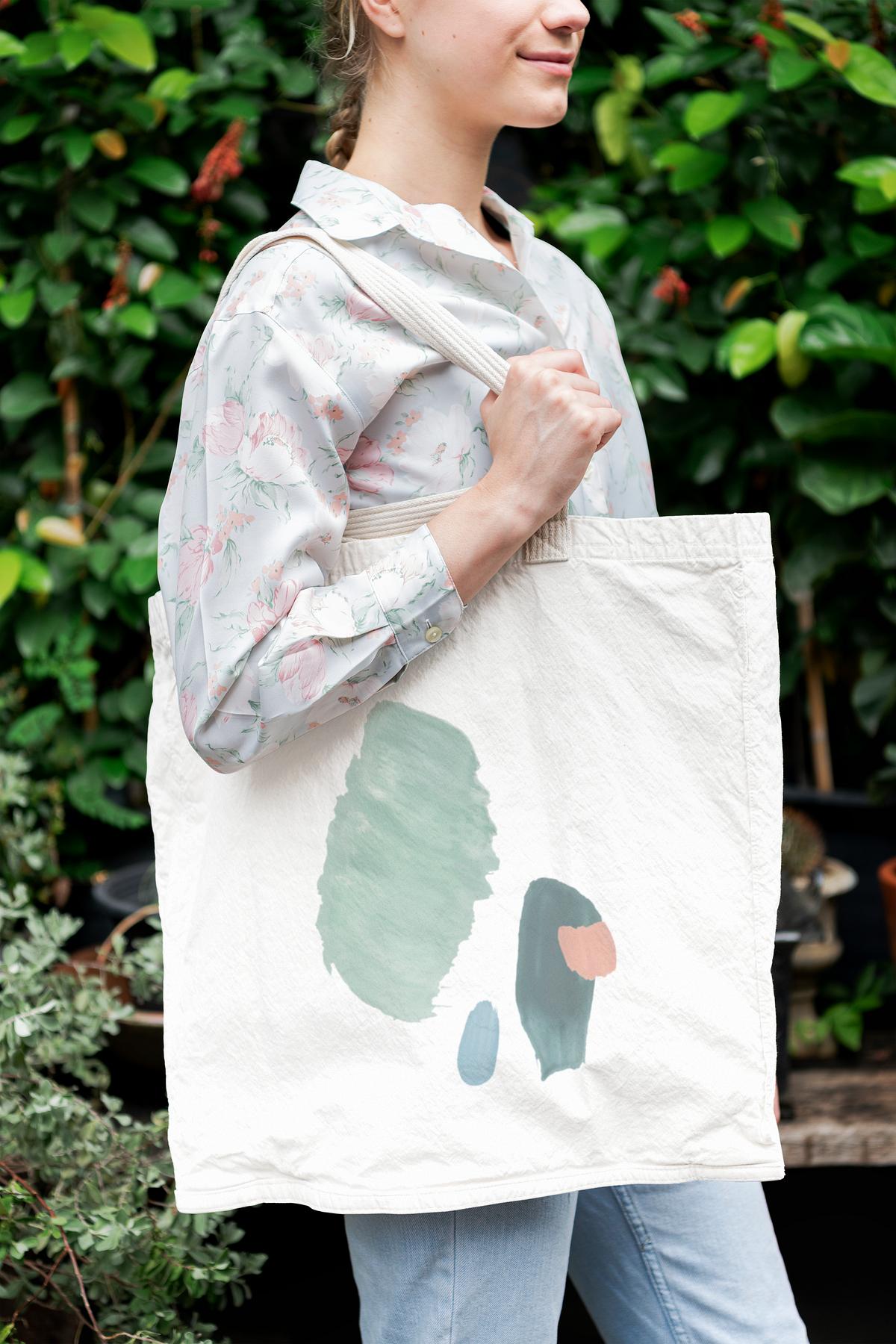 Woman with a tote bag | Premium PSD Mockup - rawpixel