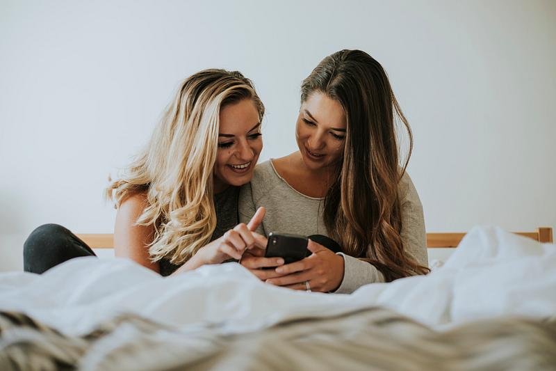 dve-podrugi-igrayut-v-posteli-polnoekrannie-porno-igri-na-russkom-yazike