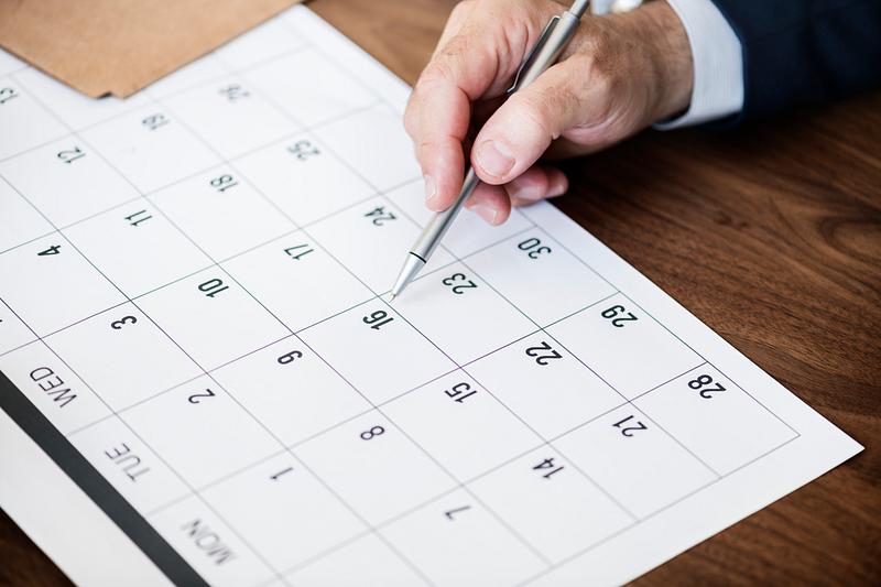 Woman checking the calendar ID 387354