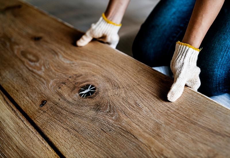 Carpenter man installing wooden floor 5 ГЛАВНЫХ ОШИБОК