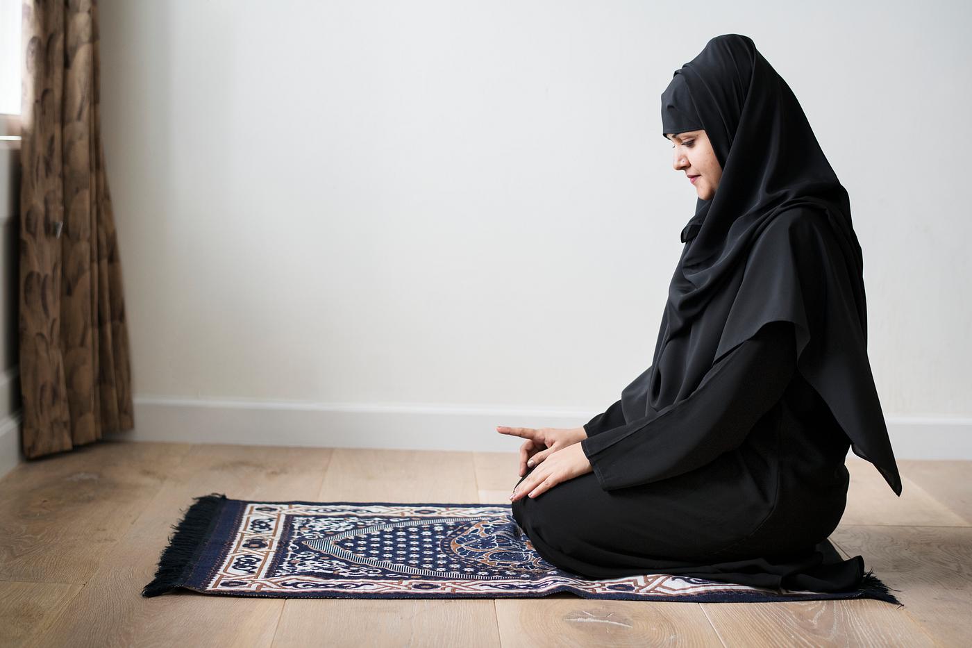 Muslim woman praying in Tashahhud posture Royalty free Muslim woman praying in Tashahhud posture Royalty free