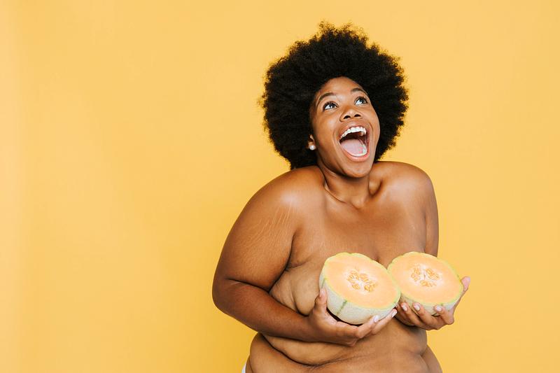 Women holding peaches as breasts, aante nude