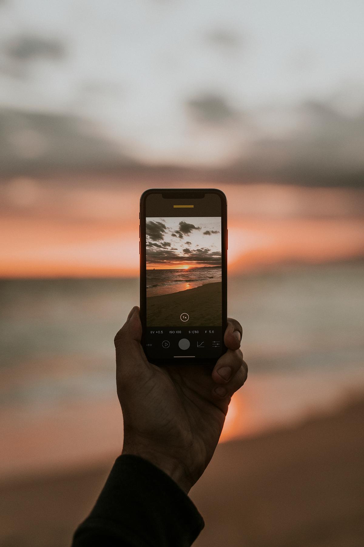 Man taking a picture of the sunset | Premium PSD Mockup - rawpixel