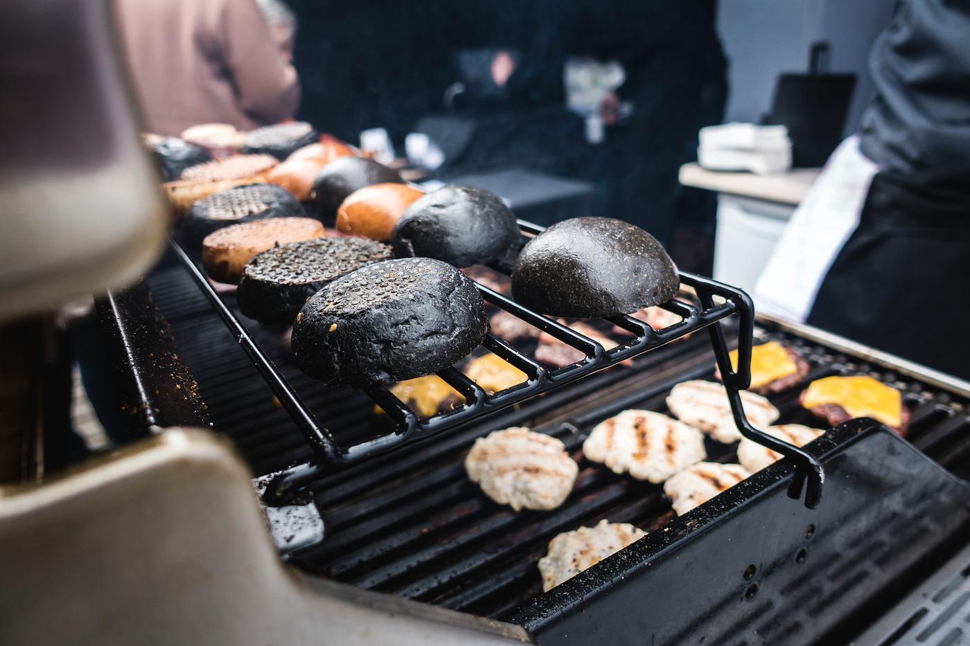 Toasting squid ink black burger buns Toasting squid ink black burger buns