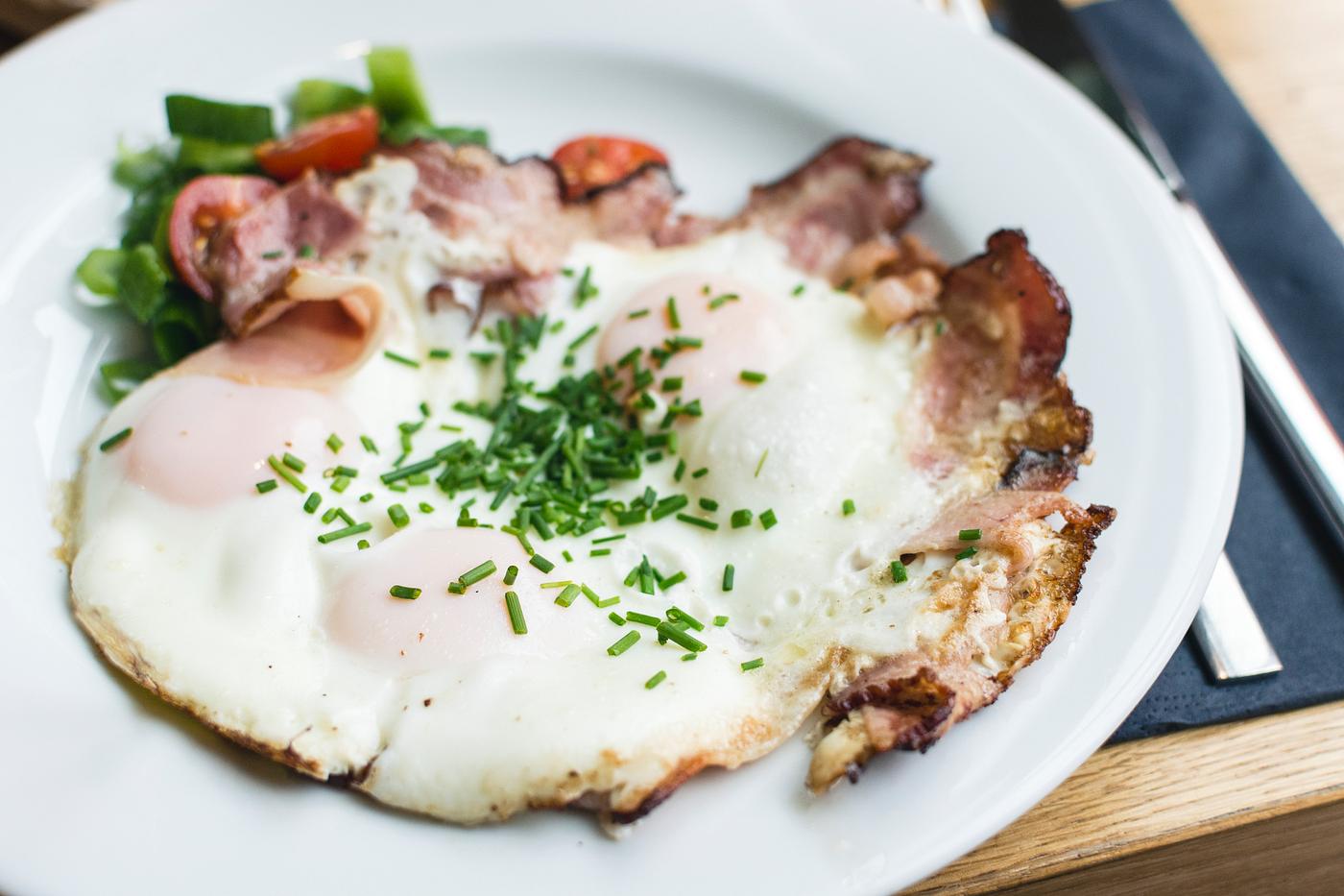 Crunchy sunny side up with bacon Crunchy sunny side up with bacon
