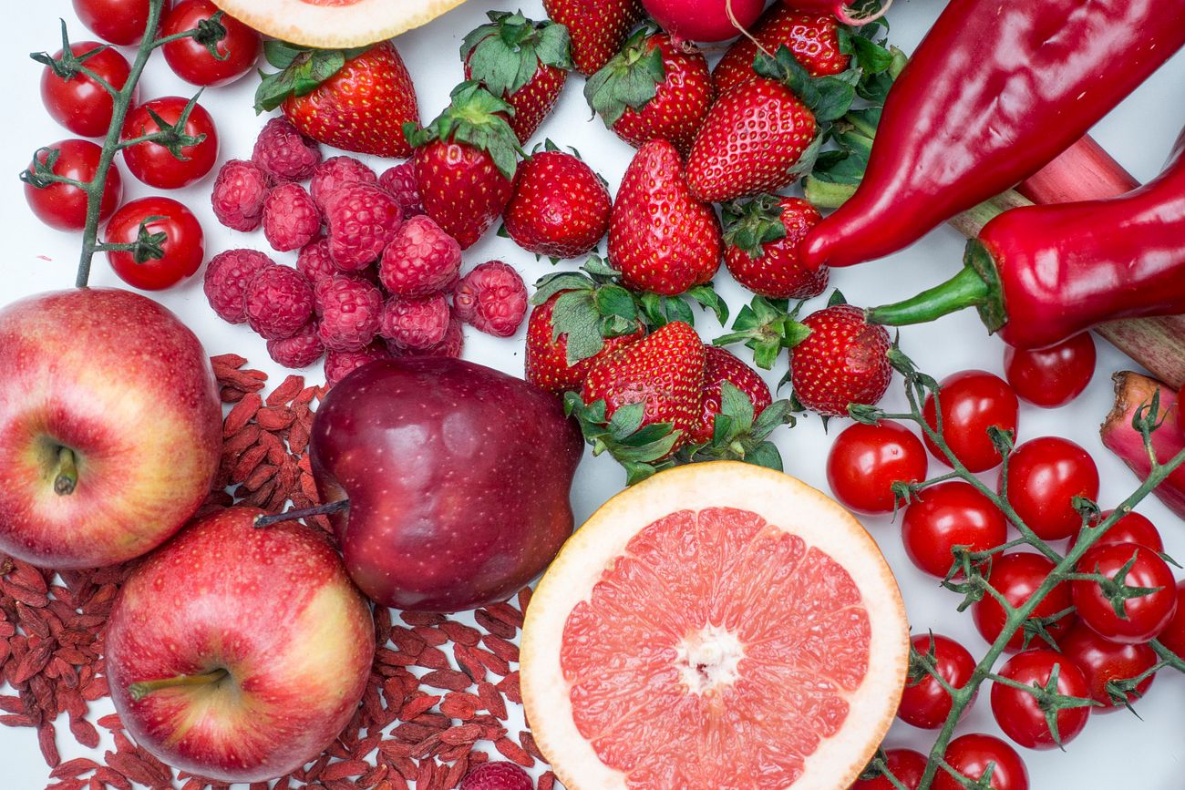 A variety of red fruits and vegetables Free photo 449277