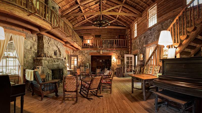 Log cabin with stone walls l Modlust