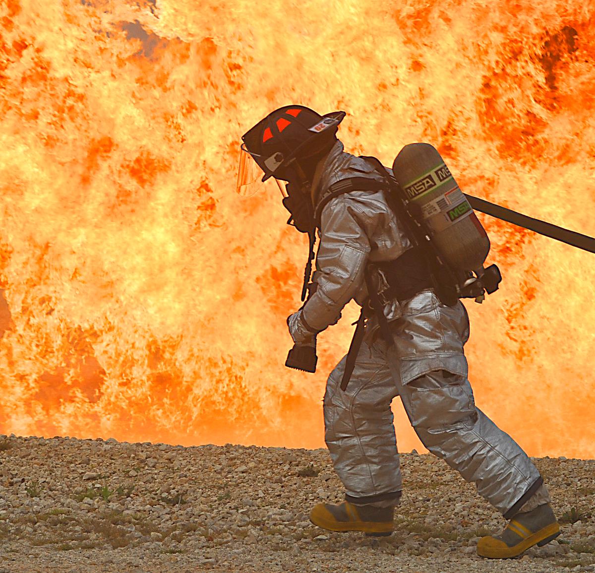 U.S. Air Force Senior Airman Kenneth Blum… | Free public domain photo U.S. Air Force Senior Airman Kenneth Blum prepares to extinguish an aircraft fire Oct. 27, 2010, during an aircraft accident…