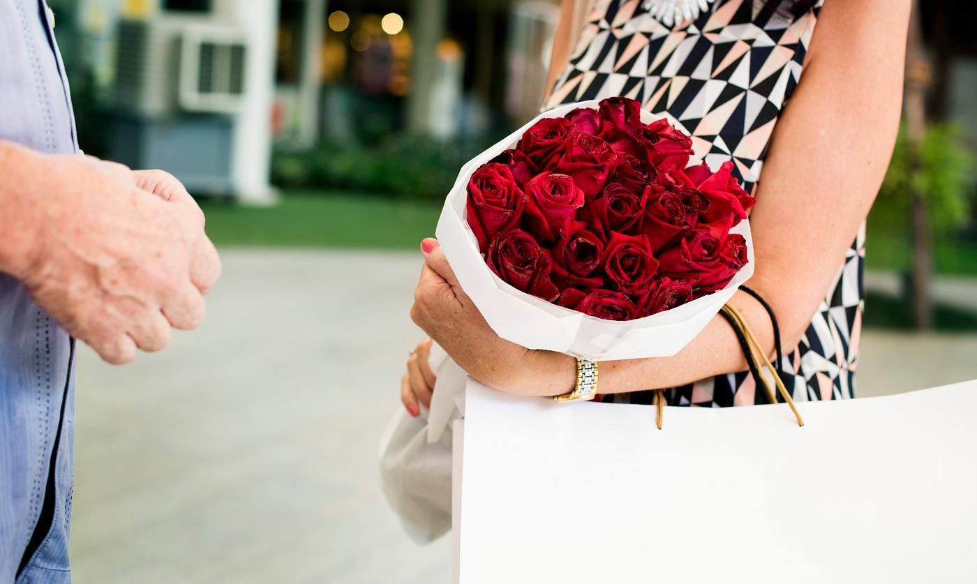 bouquet, old, gift, joy, date, people, caucasian, woman, couple, smile, cheerful, smiling, man, flower, affection, romance,... bouquet, old, gift, joy, date, people, caucasian, woman, couple, smile, cheerful, smiling, man, flower, affection, romance,...