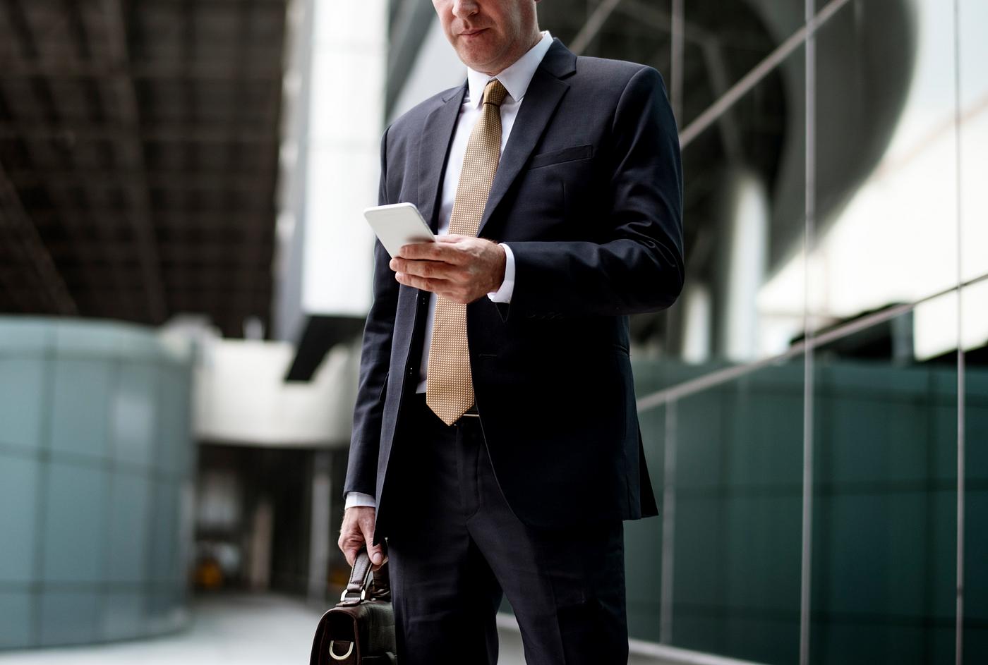 baggage, using, white collar worker, luggage, commuter, travel, business, caucasian, airport, businessman, transport, trip,... baggage, using, white collar worker, luggage, commuter, travel, business, caucasian, airport, businessman, transport, trip,...