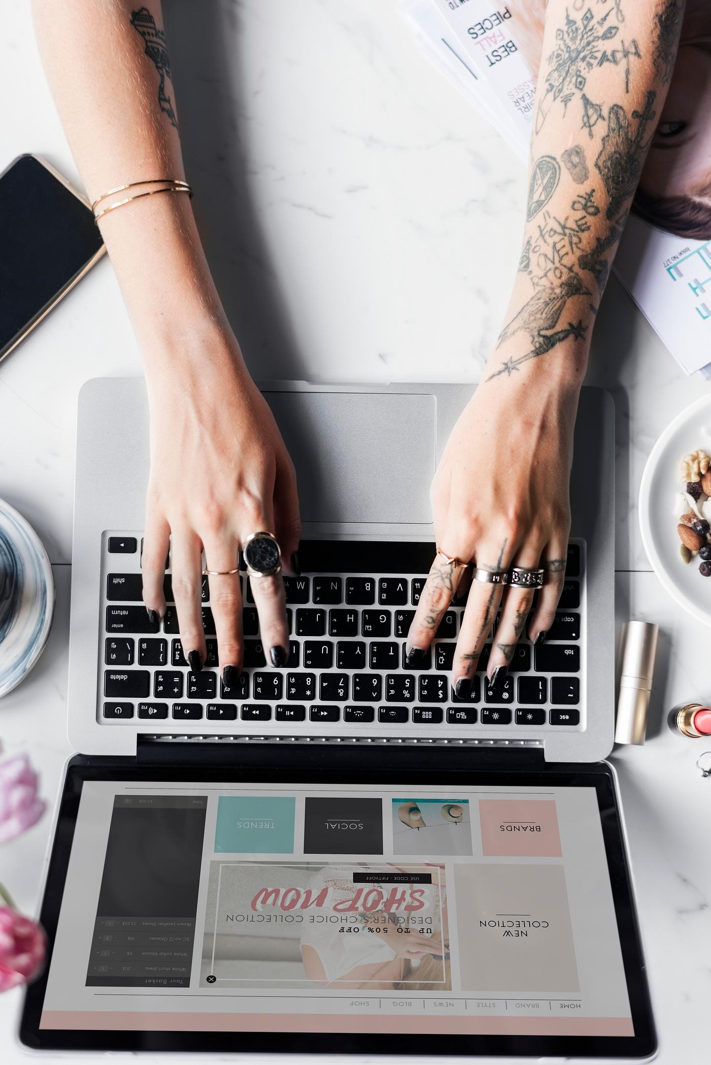 adult, attach, attached, coffee, connected, connection, desktop, device, digital, feminine, flowers, hands, internet, laptop... adult, attach, attached, coffee, connected, connection, desktop, device, digital, feminine, flowers, hands, internet, laptop...