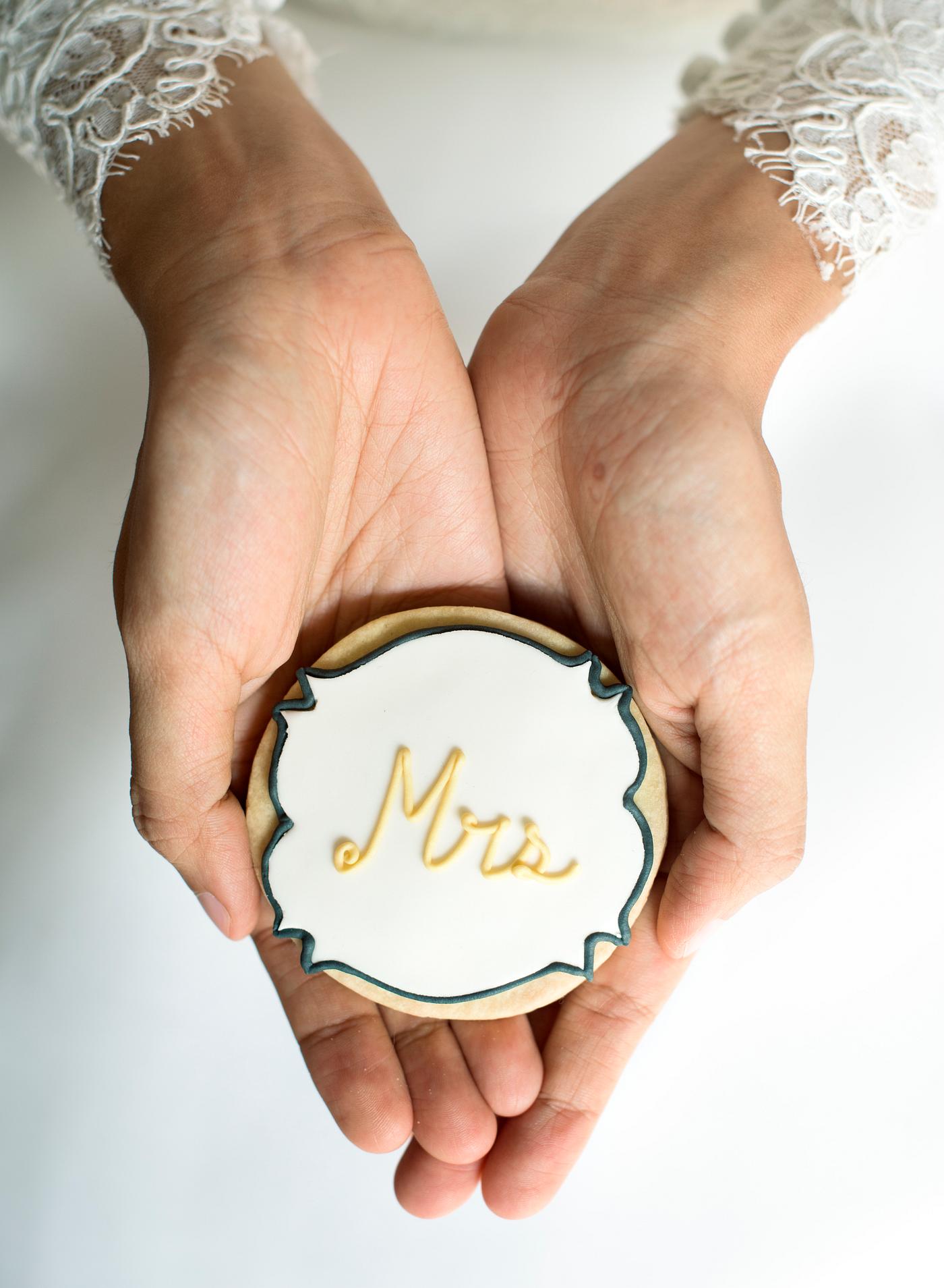 bride, bakery, bridal, celebration, ceremony, closeup, cookie, decoration, dessert, hands, love, marriage, married, occasion... bride, bakery, bridal, celebration, ceremony, closeup, cookie, decoration, dessert, hands, love, marriage, married, occasion...