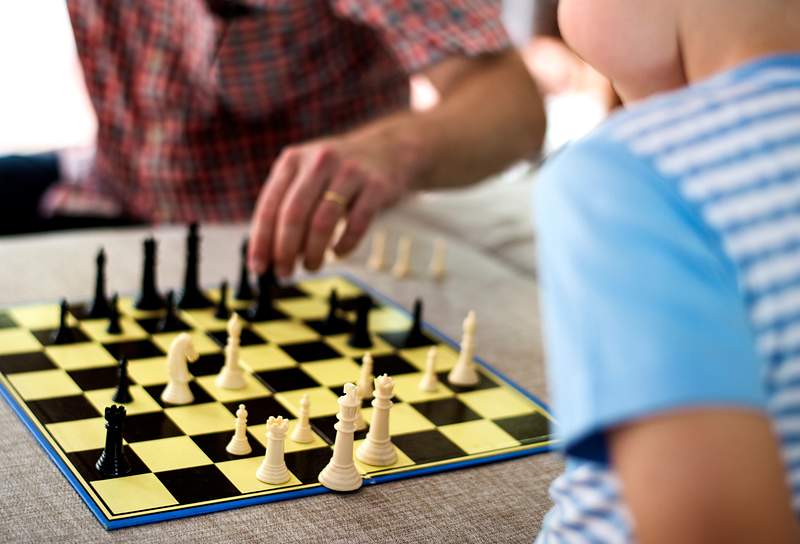 Играть в шахматы 18. Играть в шахматы (Single). Bill and Ford playing Chess. Kids playing Chess from above.