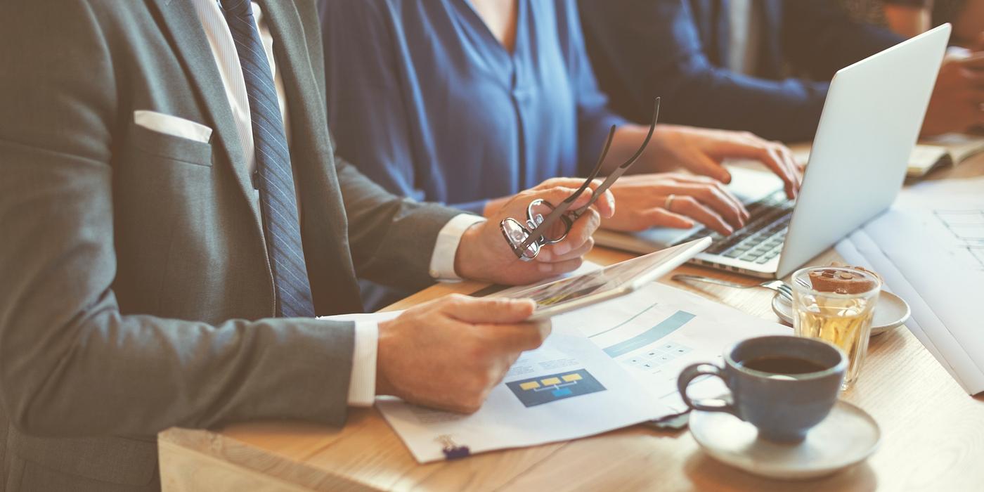 analysing, analyze, analyzing, brainstorming, business, businessmen, businesswomen, cafe, coffee shop, colleague,... analysing, analyze, analyzing, brainstorming, business, businessmen, businesswomen, cafe, coffee shop, colleague,...