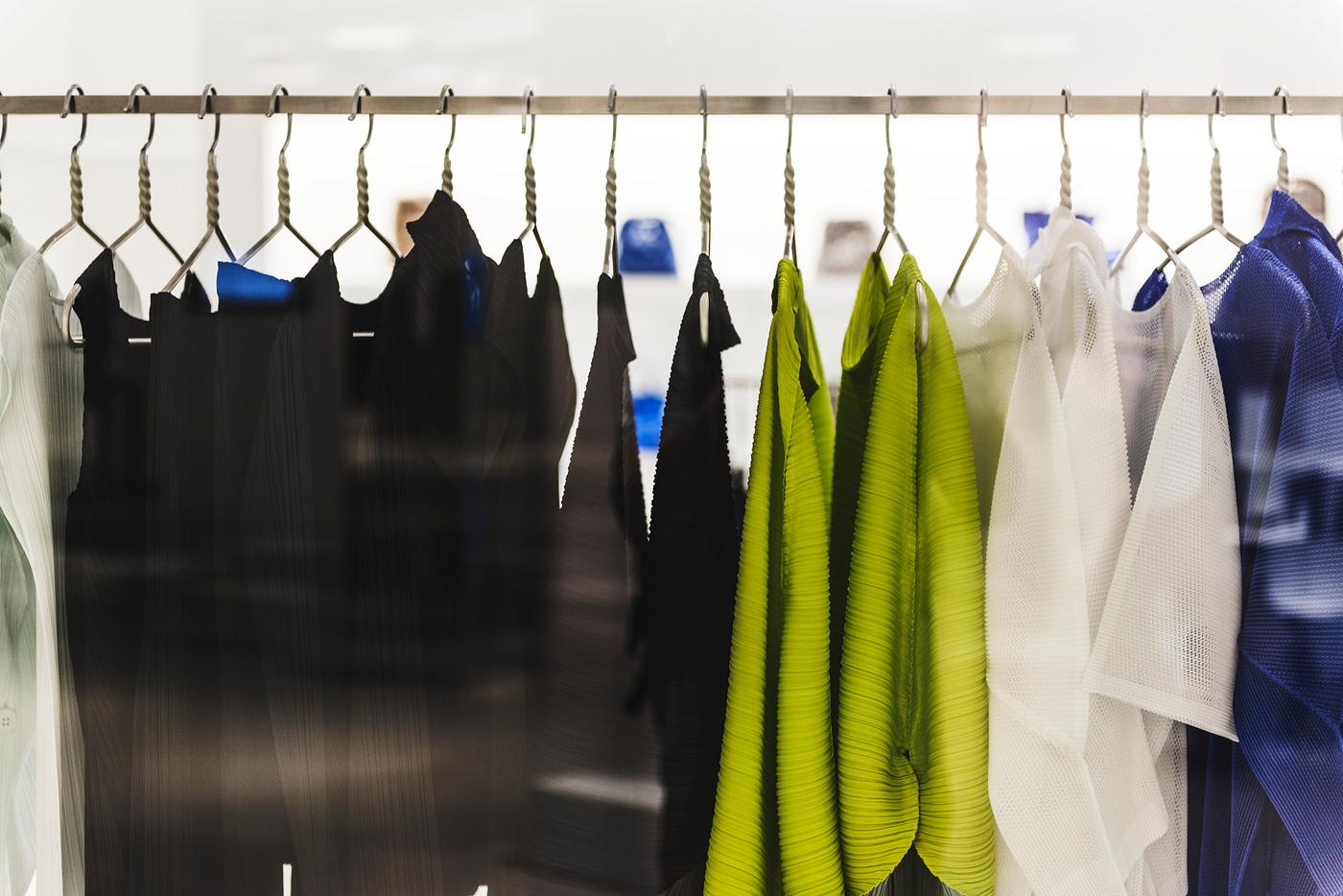 Rack de roupas em uma loja de moda
