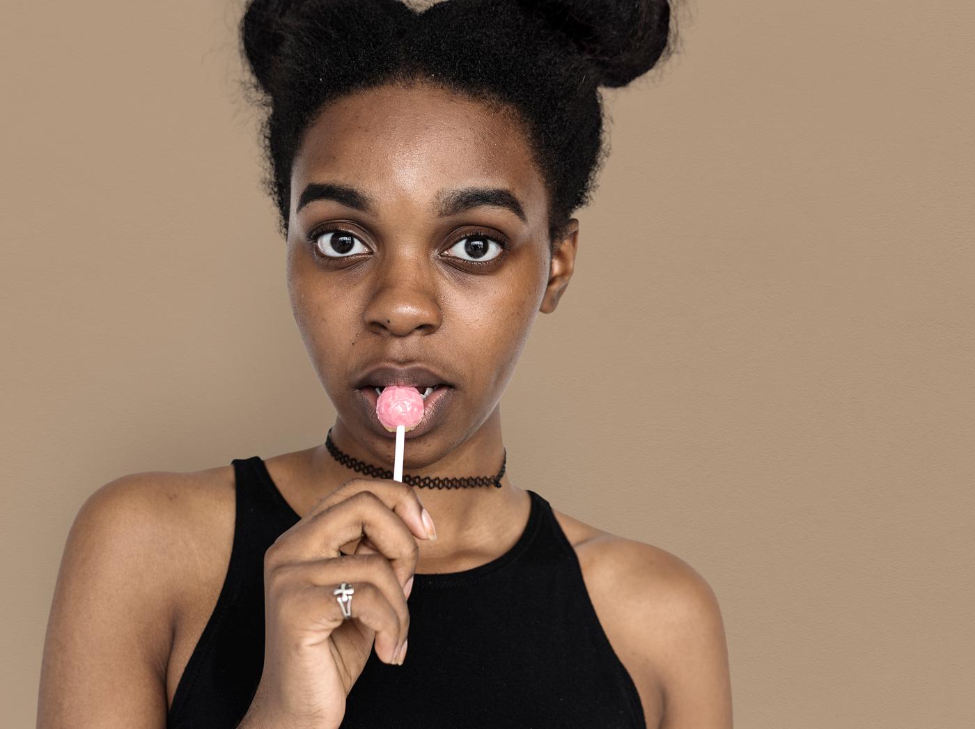 studio, pastel, model, person, people, race, style, solo, candy, woman, lifestyle, casual, beige, chupa chups, feminism,... studio, pastel, model, person, people, race, style, solo, candy, woman, lifestyle, casual, beige, chupa chups, feminism,...