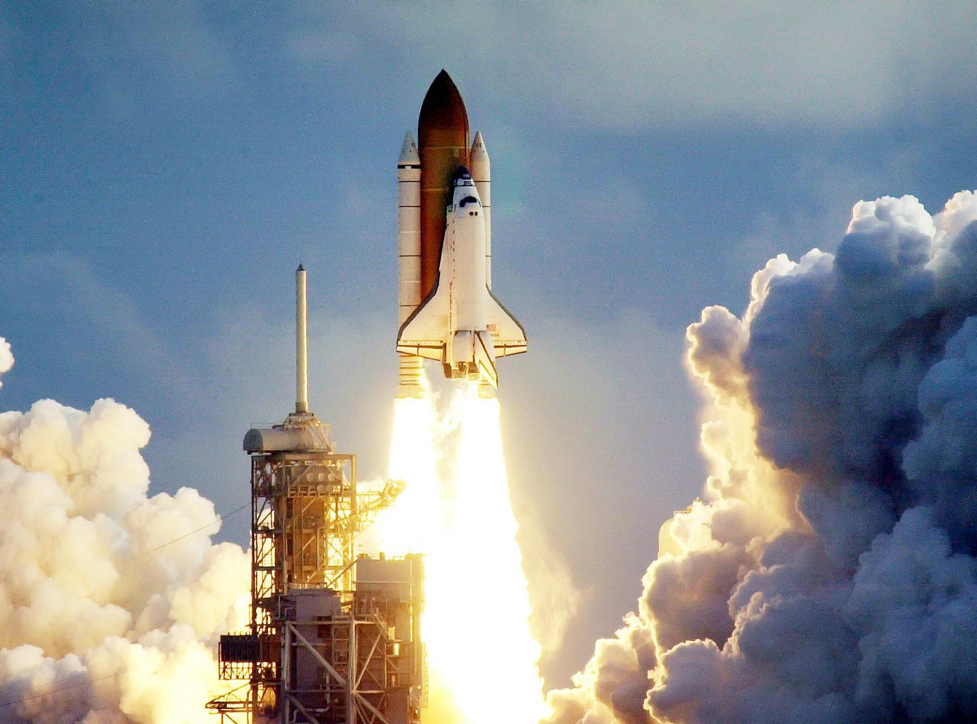 Space shuttle Atlantis and its four-member STS-135 crew head toward Earth orbit and rendezvous with the International Space... Space shuttle Atlantis and its four-member STS-135 crew head toward Earth orbit and rendezvous with the International Space...
