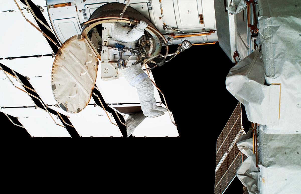 NASA astronaut Ron Garan, Expedition 28… | Free public domain photo NASA astronaut Ron Garan, Expedition 28 flight engineer during EVA. Original from NASA . Digitally enhanced by rawpixel.