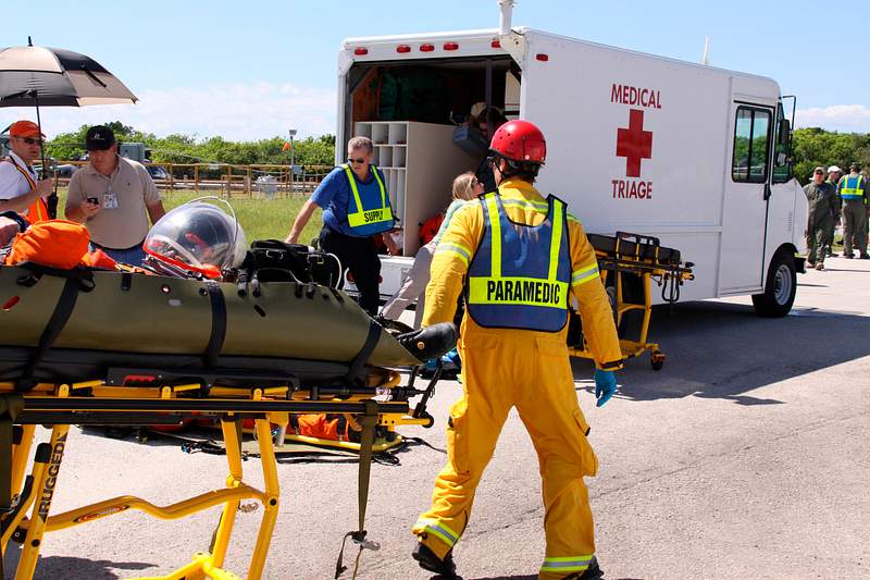 Paramedics transporting astronauts | Free public domain photo Volunteers portraying astronauts are transported to ambulances as part of a Mode II-IV evacuation simulation exercise at NASA…