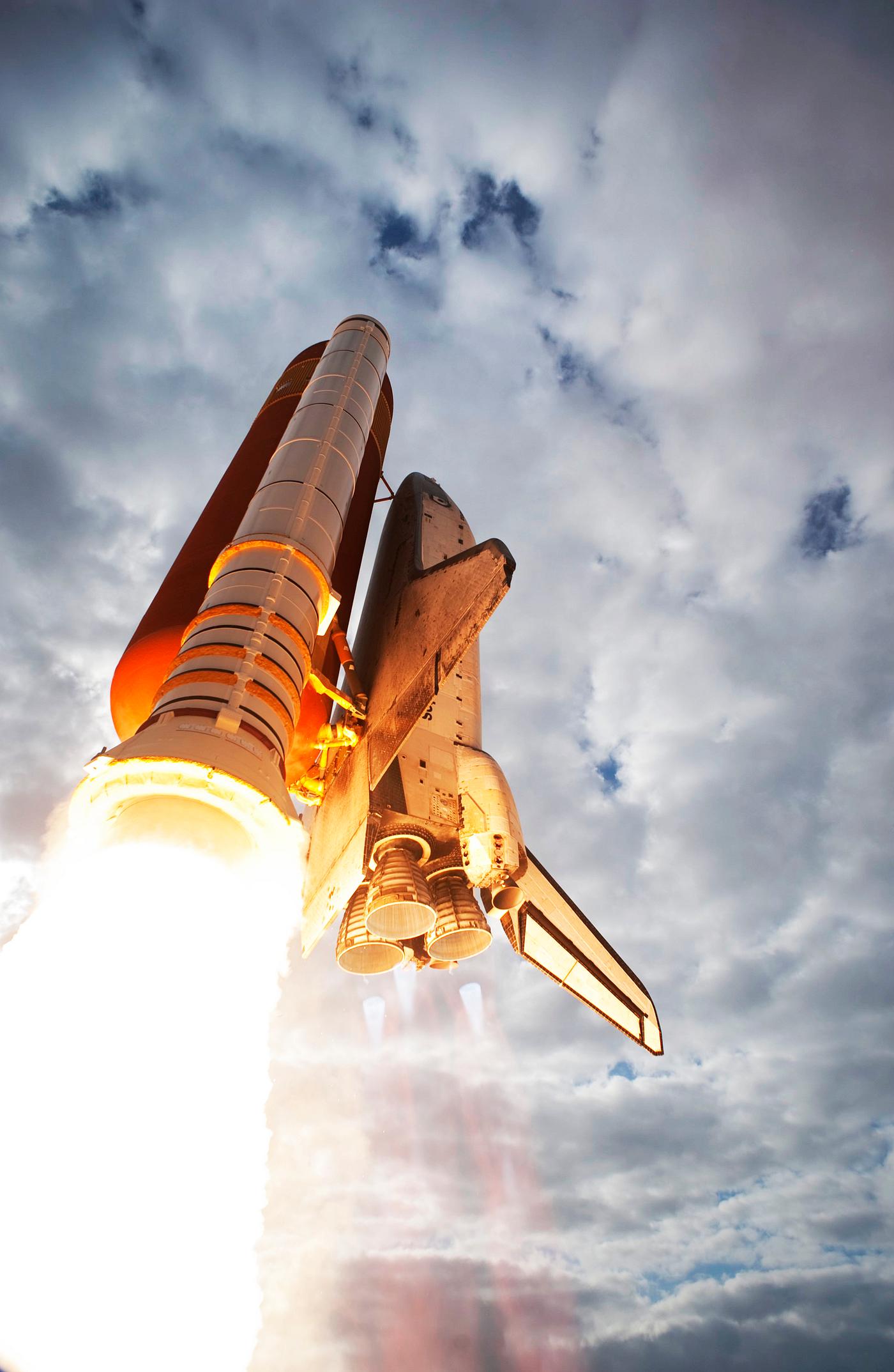 Space shuttle Endeavour lifts off from Launch Pad 39A at NASA's Kennedy Space Center in Florida, 8 Aug. 2007. Original... Space shuttle Endeavour lifts off from Launch Pad 39A at NASA's Kennedy Space Center in Florida, 8 Aug. 2007. Original...