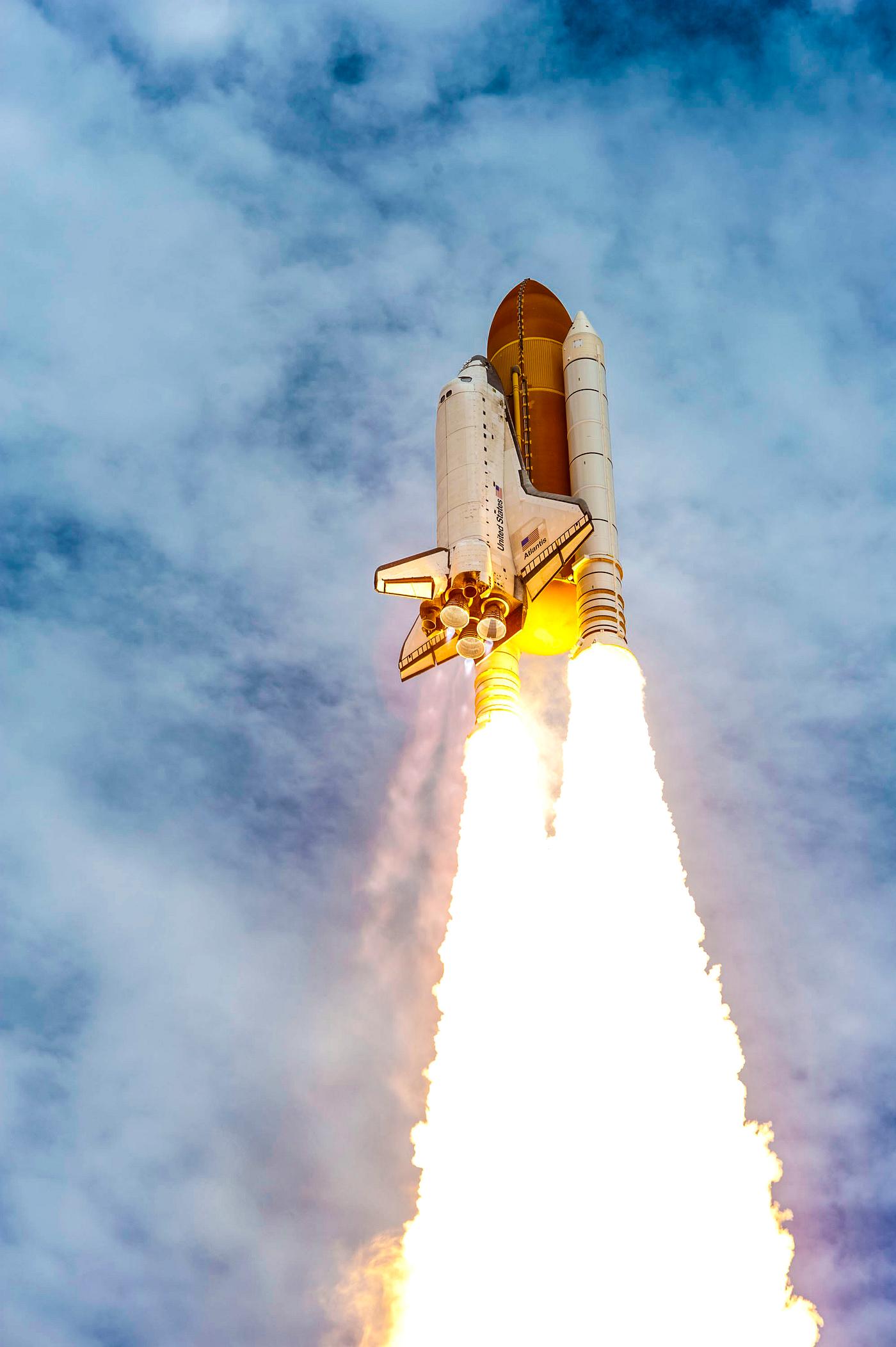 Space shuttle Atlantis and its four-member STS-135 crew head toward Earth orbit and rendezvous with the International Space... Space shuttle Atlantis and its four-member STS-135 crew head toward Earth orbit and rendezvous with the International Space...