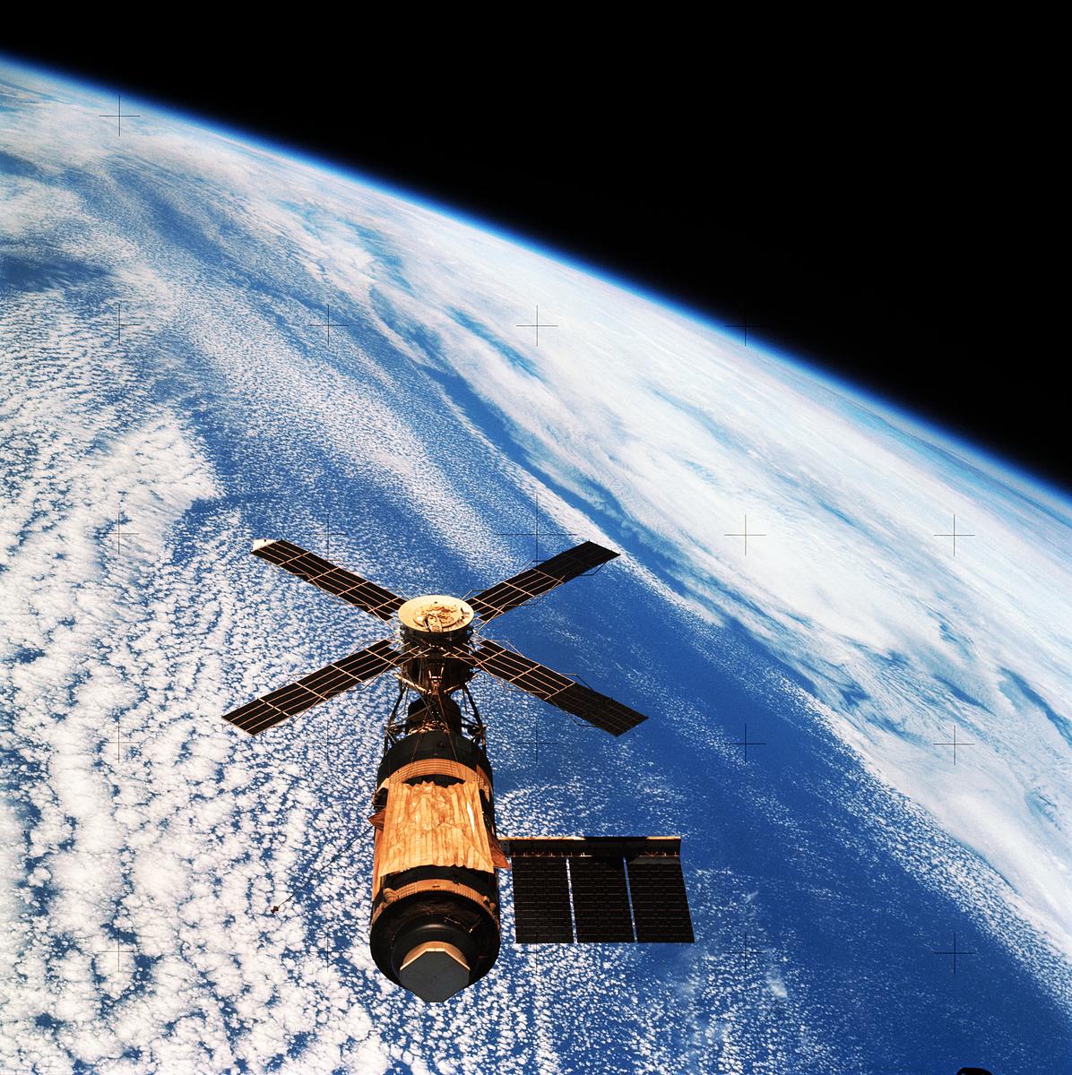 An overhead view of the Skylab space station… | Free public domain photo An overhead view of the Skylab space station cluster in Earth orbit. Original from NASA. Digitally enhanced by rawpixel.