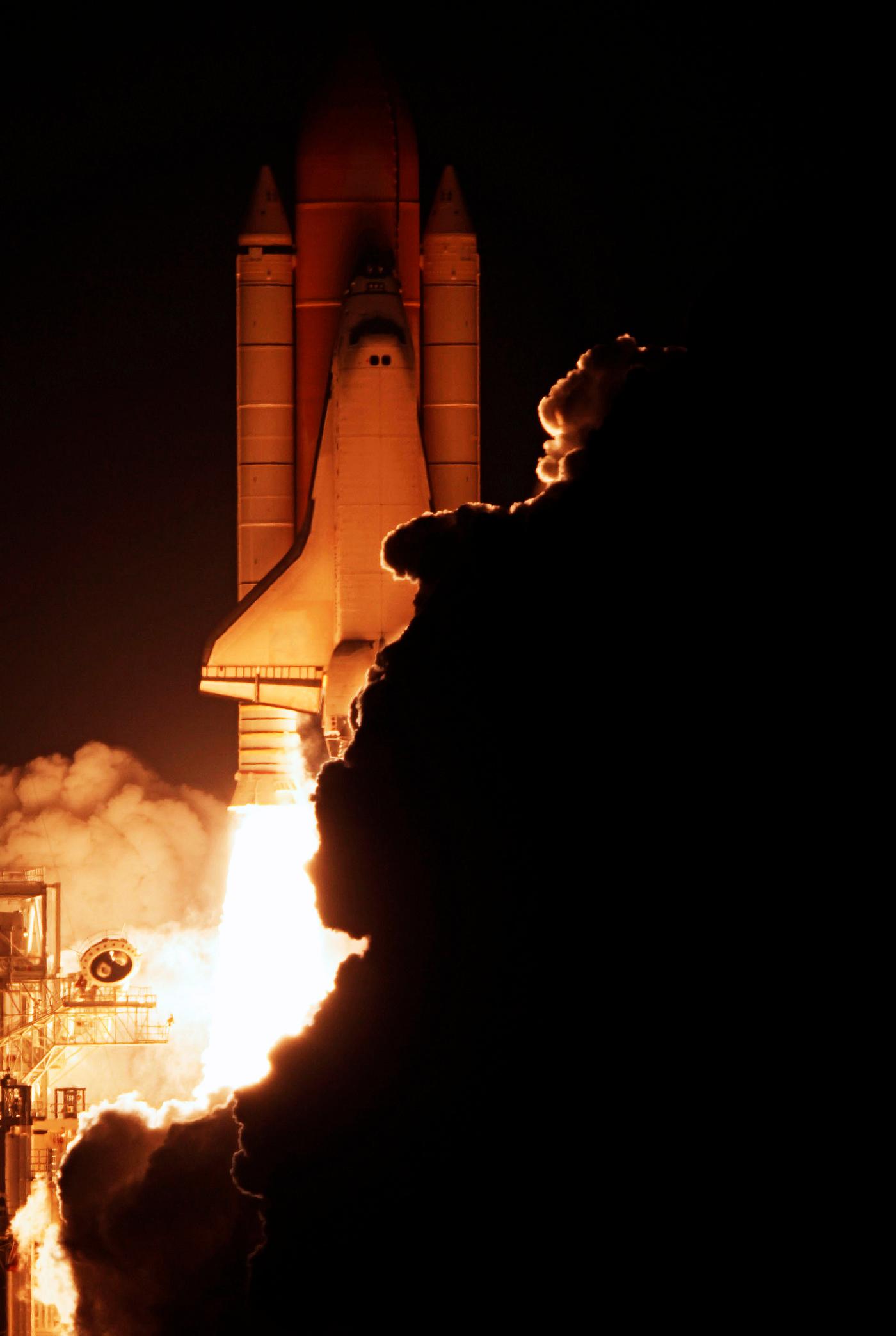 Space shuttle Endeavour lifts off from Launch Pad 39A at NASA's Kennedy Space Center in Florida, 8 Aug. 2007. Original... Space shuttle Endeavour lifts off from Launch Pad 39A at NASA's Kennedy Space Center in Florida, 8 Aug. 2007. Original...