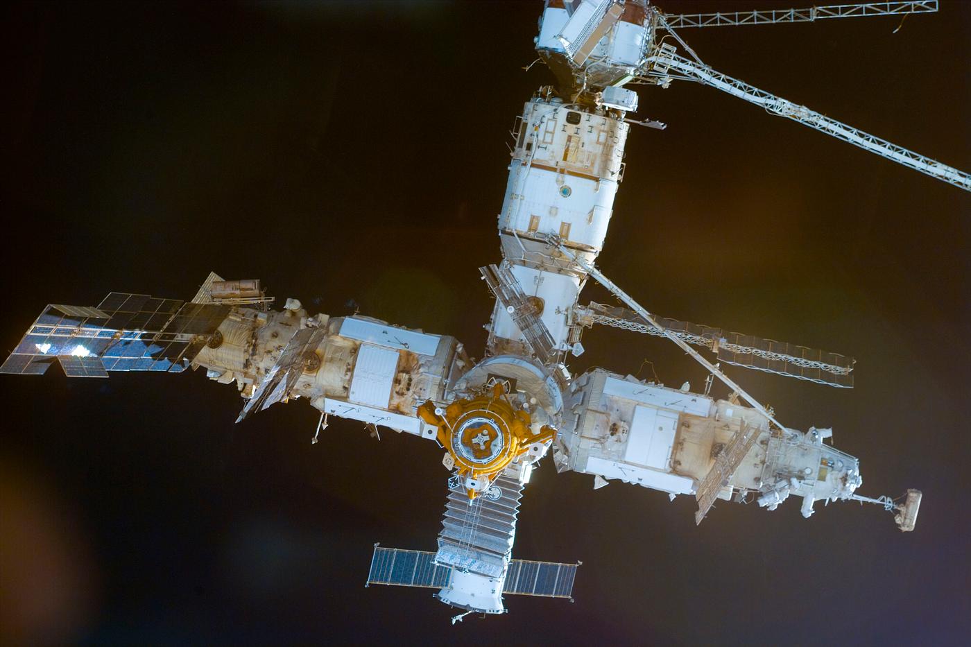 The Mir Space Station rapidly approaches the NASA-Mir link-ups., 24 January 1998. Original from NASA. Digitally enhanced by... The Mir Space Station rapidly approaches the NASA-Mir link-ups., 24 January 1998. Original from NASA. Digitally enhanced by...