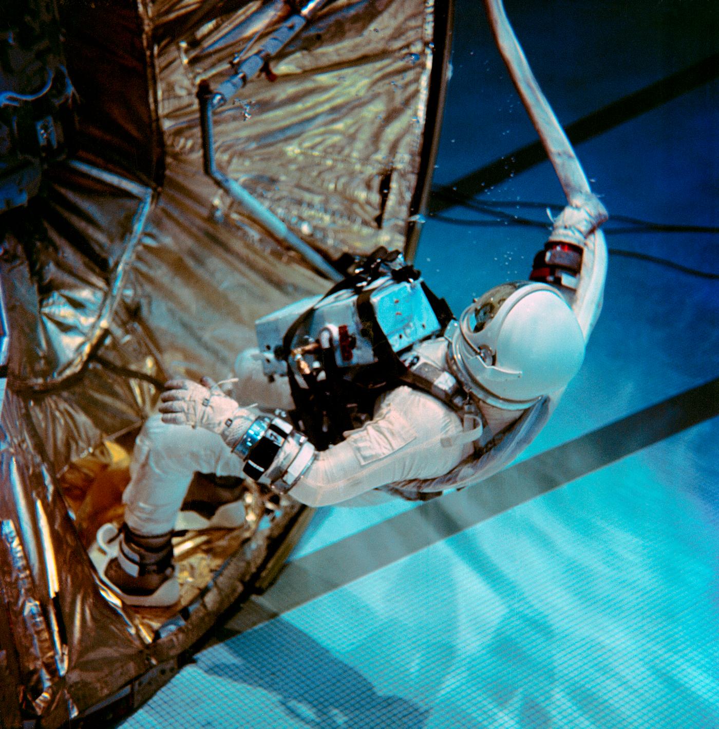 Astronaut Edwin E. Aldrin Jr., pilot for the Gemini-12 spaceflight, prepares to take a rest position during underwater zero-... Astronaut Edwin E. Aldrin Jr., pilot for the Gemini-12 spaceflight, prepares to take a rest position during underwater zero-...