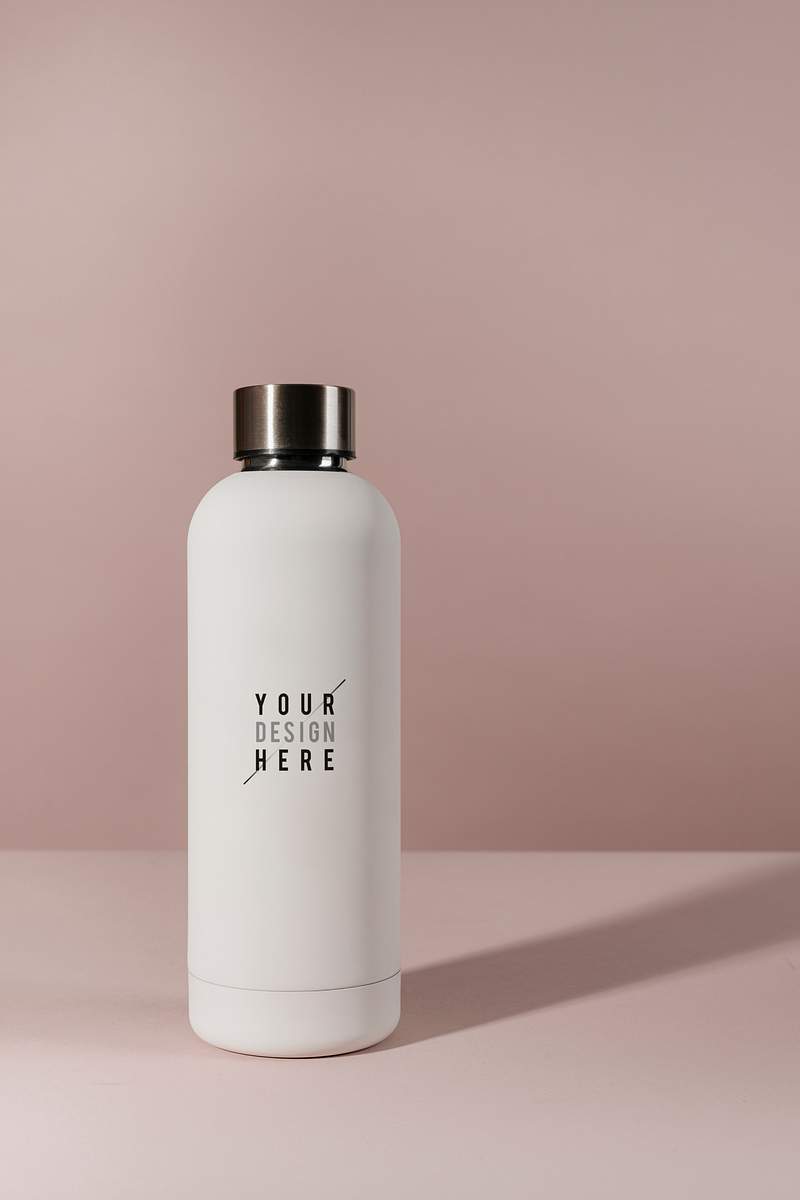 Download Minimal reusable water bottle design mockup