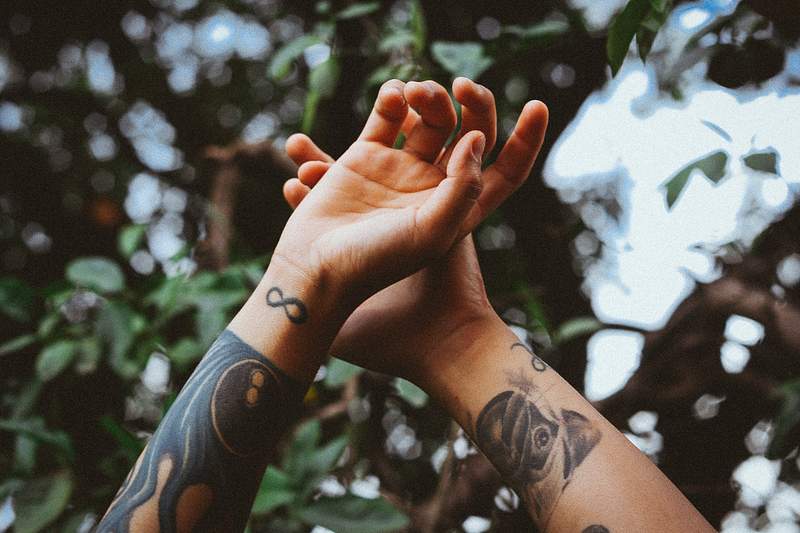 10 Dicas para sua primeira tatuagem! 2 Arm Tattoo | Free Illustrations, Drawings& Backgrounds Images - rawpixel
