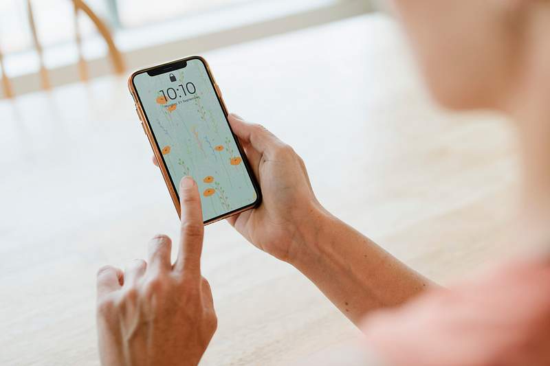 Download Hand Holding Phone Psd Mockup Images Free Vectors Pngs Mockups Backgrounds Rawpixel
