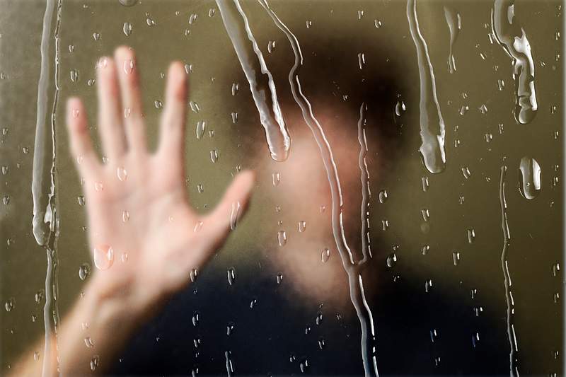 Rain 20. Запотевшее стекло. Мужчина сквозь стекло дождя. Muza Rain. Фото рукеа девушки стирающая капли дождя со стекла.