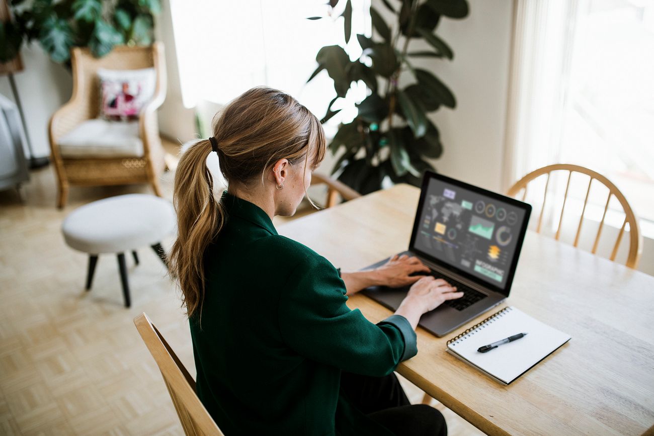 เทคนิคเพิ่มความสดชื่นวัน Work From Home - ท่านั่ง เทคนิคเพิ่มความสดชื่นวัน Work From Home - ท่านั่ง