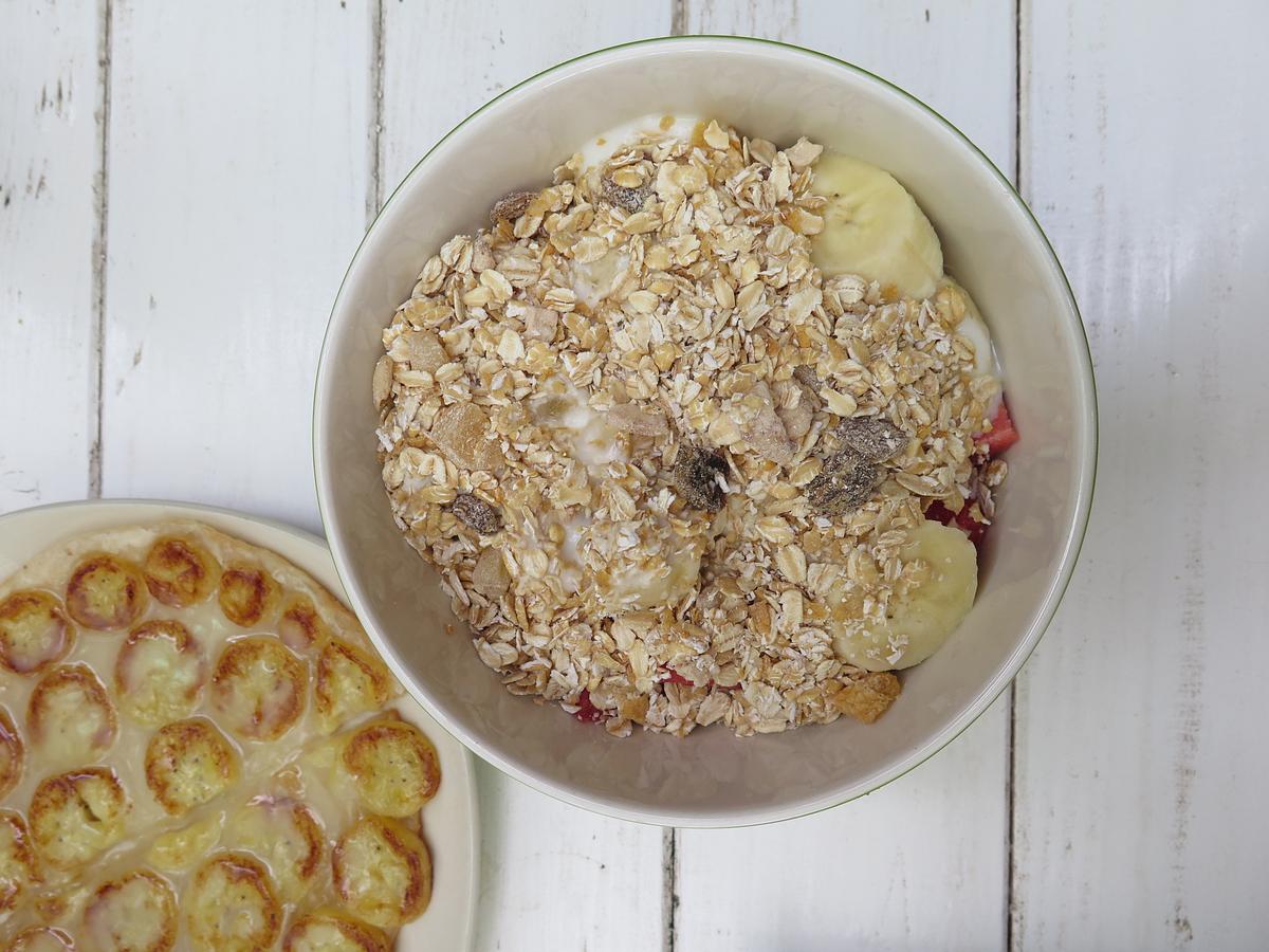 A bowl of oatmeal and a plate of bananas… | Free public domain photo A bowl of oatmeal and a plate of bananas cooked in custard. Original public domain image from Wikimedia Commons