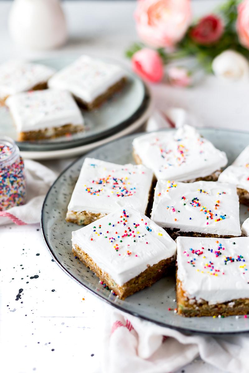 Birthday cake cookie bars with sprinkles.… | Free public domain photo Birthday cake cookie bars with sprinkles. Original public domain image from Wikimedia Commons