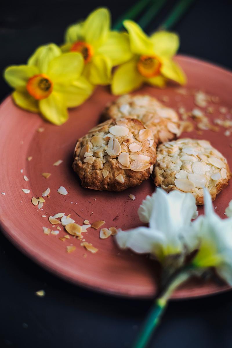 Almond cookies on a pink plate with yellow… | Free public domain photo Almond cookies on a pink plate with yellow flowers. Original public domain image from Wikimedia Commons